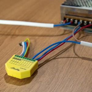 Shelly Plus RGBW PM - Controller Strisce LED 12-24DC RGBW + PM