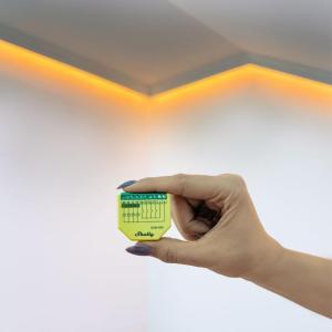 Shelly Plus RGBW PM - Controller Strisce LED 12-24DC RGBW + PM