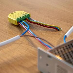 Shelly Plus RGBW PM - Controller Strisce LED 12-24DC RGBW + PM